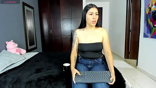 Snapshot of marianaandvalen chatting on 06-19-26, 12:33 marianaandvalen online show from 06-19-26, 12:33