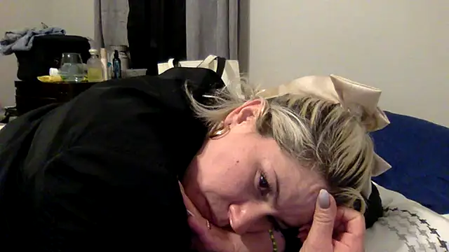 Snapshot of toomuchofafreak chatting on 02-12-26, 10:37 toomuchofafreak online show from 02-12-26, 10:37