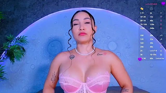 ReinaChloe online show from 06-18-26, 04:34