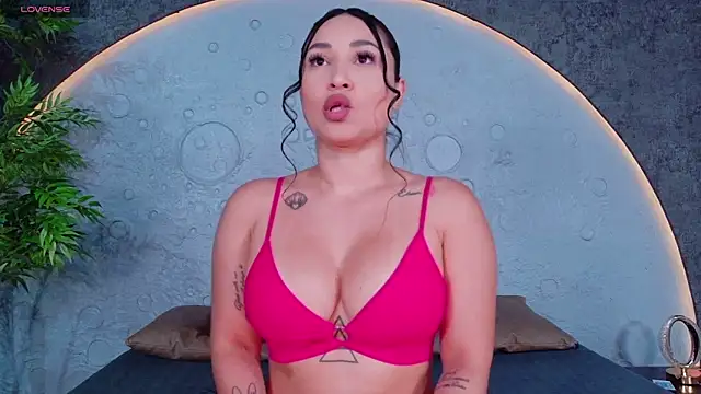 ReinaChloe online show from 05-19-26, 04:36