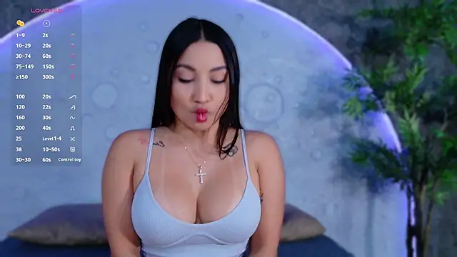 ReinaChloe online show from 04-10-26, 04:36