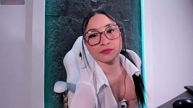Snapshot of ReinaChloe chatting on 09-17-25, 04:42 ReinaChloe online show from 09-17-25, 04:42