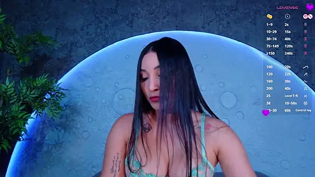 ReinaChloe online show from 05-20-26, 04:26