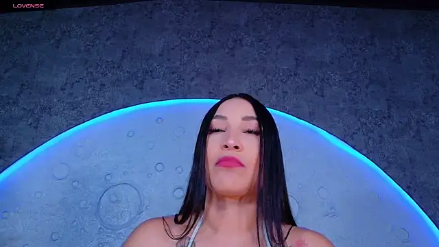 ReinaChloe online show from 04-28-26, 04:55