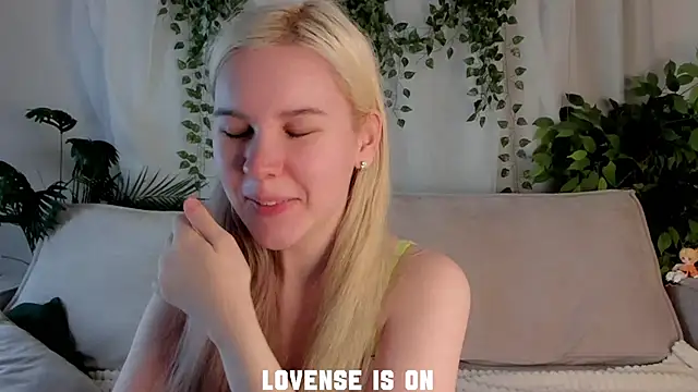 ElizSpieth online show from 11-23-25, 01:48