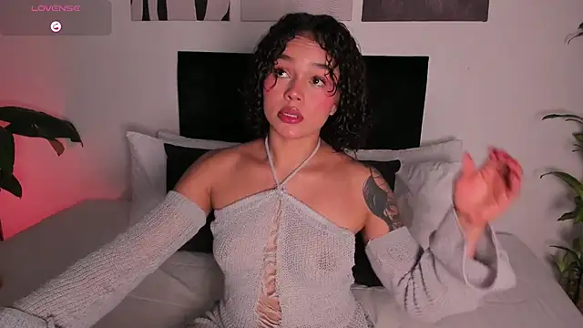 Snapshot of izzyvega__ chatting on 10-05-25, 10:33 izzyvega online show from 10-05-25, 10:33