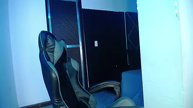 Snapshot of Lucy-23 chatting on 11-06-25, 11:20 Lucy-23 online show from 11-06-25, 11:20