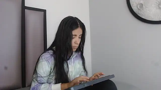 Snapshot of Lucy-23 chatting on 11-26-25, 04:12 Lucy-23 online show from 11-26-25, 04:12