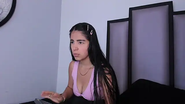 Snapshot of Lucy-23 chatting on 11-19-25, 04:12 Lucy-23 online show from 11-19-25, 04:12