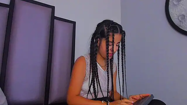 Snapshot of Lucy-23 chatting on 12-19-25, 05:21 Lucy-23 online show from 12-19-25, 05:21