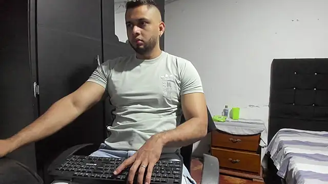 Snapshot of Ryan_xc1 chatting on 07-14-26, 03:33 Ryan xc1 online show from 07-14-26, 03:33
