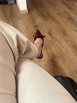 Snapshot of larsonbeverly chatting on 03-17-26, 06:33 larsonbeverly online show from 03-17-26, 06:33