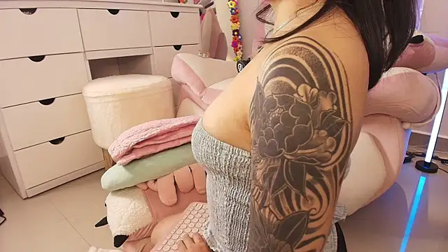 justonecute online show from 06-10-26, 12:23