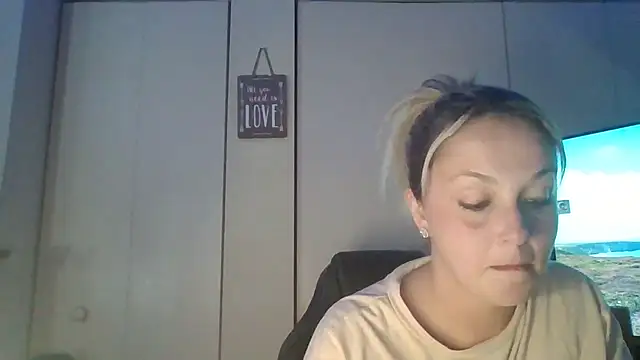 Snapshot of Candykissesxoxo chatting on 10-12-25, 08:26 Candykissesxoxo online show from 10-12-25, 08:26