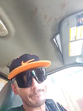 Snapshot of Romance32 chatting on 10-27-25, 08:32 Romance32 online show from 10-27-25, 08:32