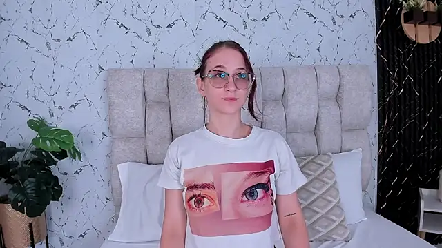 Laura Ivy online show from 11-11-25, 12:55