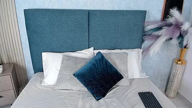 Laura Ivy online show from 11-27-25, 01:00