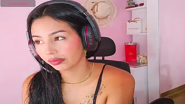 Snapshot of Miss_Charlottet chatting on 07-08-26, 01:45 Miss Charlottet online show from 07-08-26, 01:45