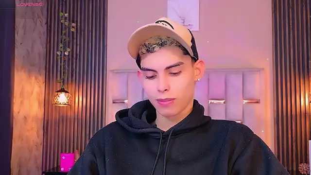 Room 69x online show from 04-07-26, 09:16