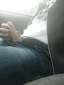 Snapshot of lynxman chatting on 10-29-25, 12:48 lynxman online show from 10-29-25, 12:48