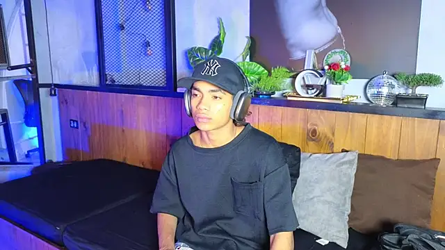 Snapshot of AlanCutee chatting on 05-04-26, 12:19 AlanCutee online show from 05-04-26, 12:19
