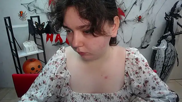 Snapshot of NeonilaLisova chatting on 11-11-25, 12:00 NeonilaLisova online show from 11-11-25, 12:00