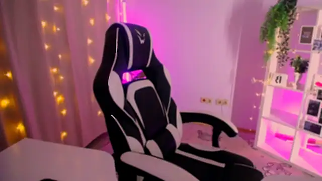 Snapshot of BagiraBella chatting on 11-03-25, 01:11 BagiraBella online show from 11-03-25, 01:11