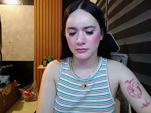 Snapshot of Yhanbeaufort18 chatting on 09-19-25, 01:37 Yhanbeaufort18 online show from 09-19-25, 01:37