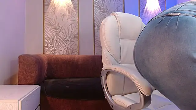 Snapshot of Amie_gh chatting on 10-18-25, 11:23 Amie gh online show from 10-18-25, 11:23