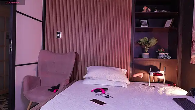 SamaraAnders  online show from 12-14-25, 05:35