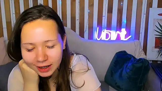 Snapshot of Laura_Ellinss chatting on 10-03-25, 12:36 Laura Ellinss online show from 10-03-25, 12:36