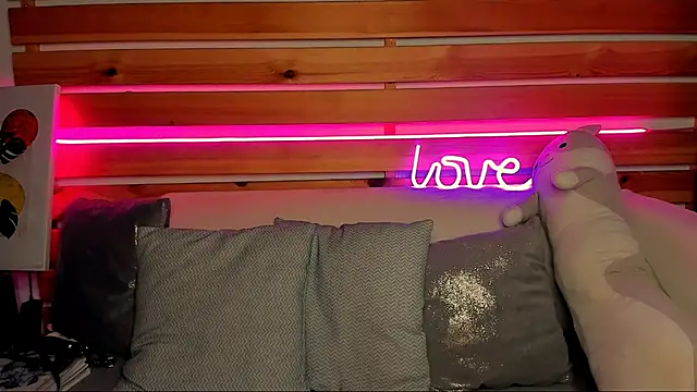 Snapshot of Laura_Ellinss chatting on 09-20-25, 08:30 Laura Ellinss online show from 09-20-25, 08:30