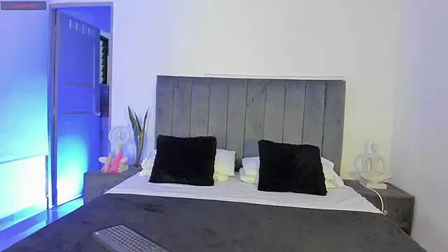 Snapshot of NoahLux chatting on 10-17-25, 06:43 NoahLux online show from 10-17-25, 06:43