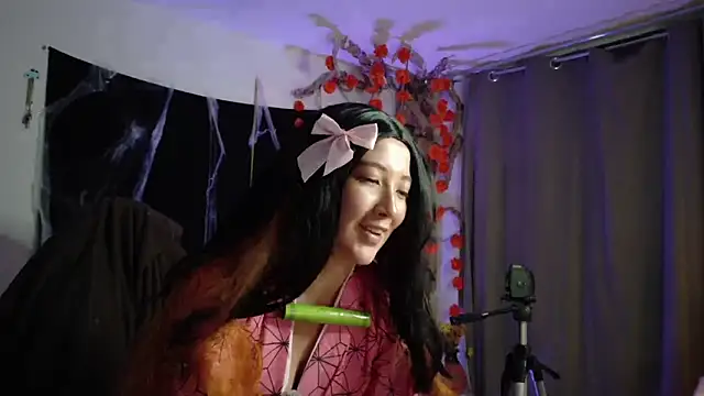 lunnaa  online show from 10-30-25, 04:11