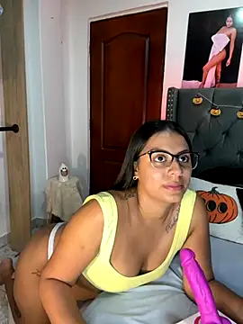 Snapshot of ema_zoe chatting on 10-18-25, 12:01 ema zoe online show from 10-18-25, 12:01