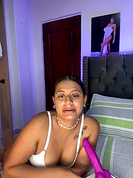 Snapshot of ema_zoe chatting on 09-14-25, 11:05 ema zoe online show from 09-14-25, 11:05