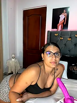 Snapshot of ema_zoe chatting on 10-14-25, 11:58 ema zoe online show from 10-14-25, 11:58