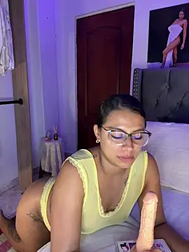 Snapshot of ema_zoe chatting on 07-01-26, 12:00 ema zoe online show from 07-01-26, 12:00