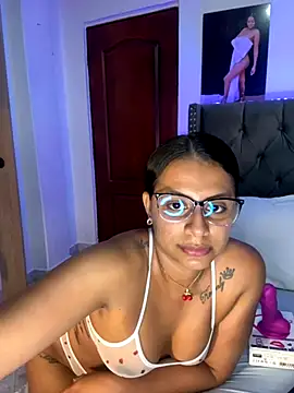 Snapshot of ema_zoe chatting on 09-16-25, 12:00 ema zoe online show from 09-16-25, 12:00