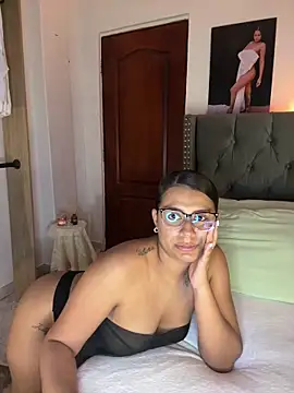Snapshot of ema_zoe chatting on 06-21-26, 10:37 ema zoe online show from 06-21-26, 10:37