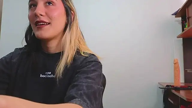 Snapshot of Sweetlolita chatting on 09-08-25, 07:57 Sweetlolita online show from 09-08-25, 07:57