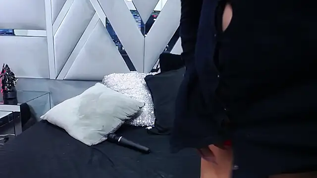 MonzerratBoyer online show from 11-30-25, 09:10