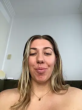 Snapshot of louiseberkeley chatting on 06-25-26, 03:15 louiseberkeley online show from 06-25-26, 03:15