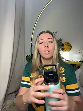 Snapshot of louiseberkeley chatting on 06-17-26, 02:44 louiseberkeley online show from 06-17-26, 02:44