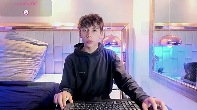 Twinkie Hung online show from 11-24-25, 09:26