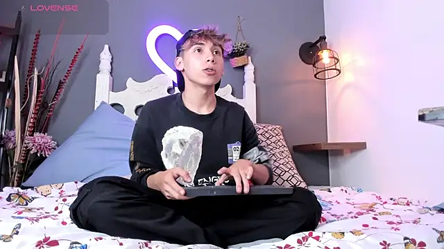 Twinkie Hung online show from 09-08-25, 02:16