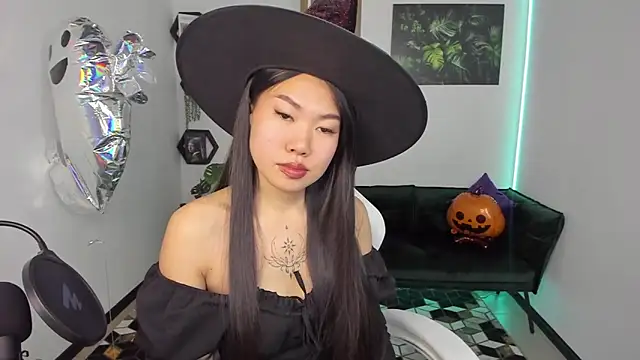 LunaPurrr online show from 10-30-25, 02:10