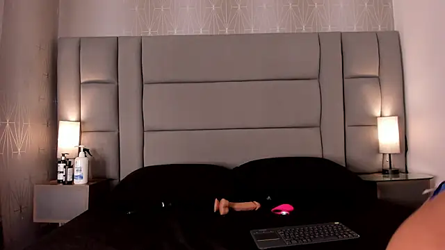 Mia-Medina online show from 12-19-25, 07:38