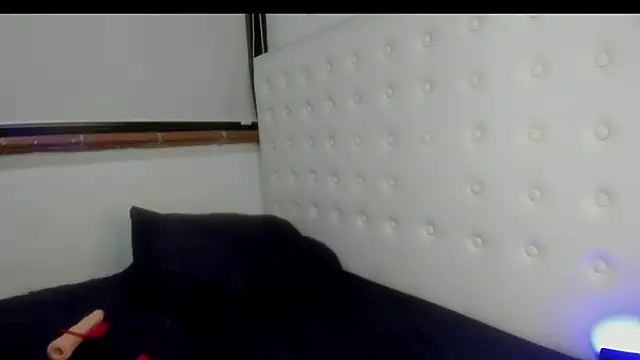 Roxannelorence  online show from 11-08-25, 05:33