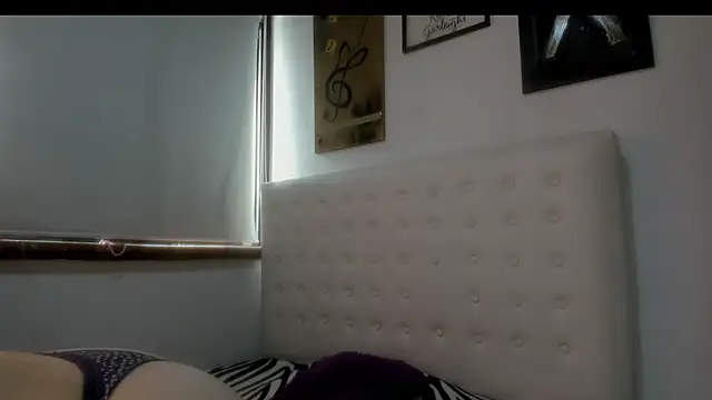 Snapshot of Roxannelorence_ chatting on 10-20-25, 04:40 Roxannelorence  online show from 10-20-25, 04:40